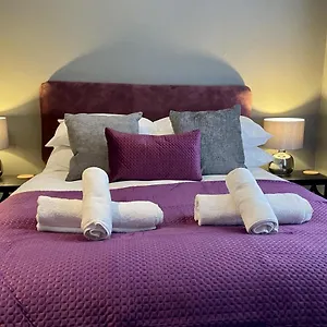 Hummingbird House - 3 Double Bedrooms And Free Parking - By Crown Gardens Homes Holiday home